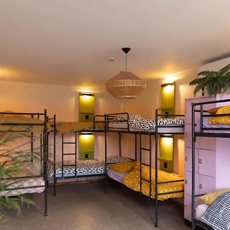 호스텔 애니 하키엔 *